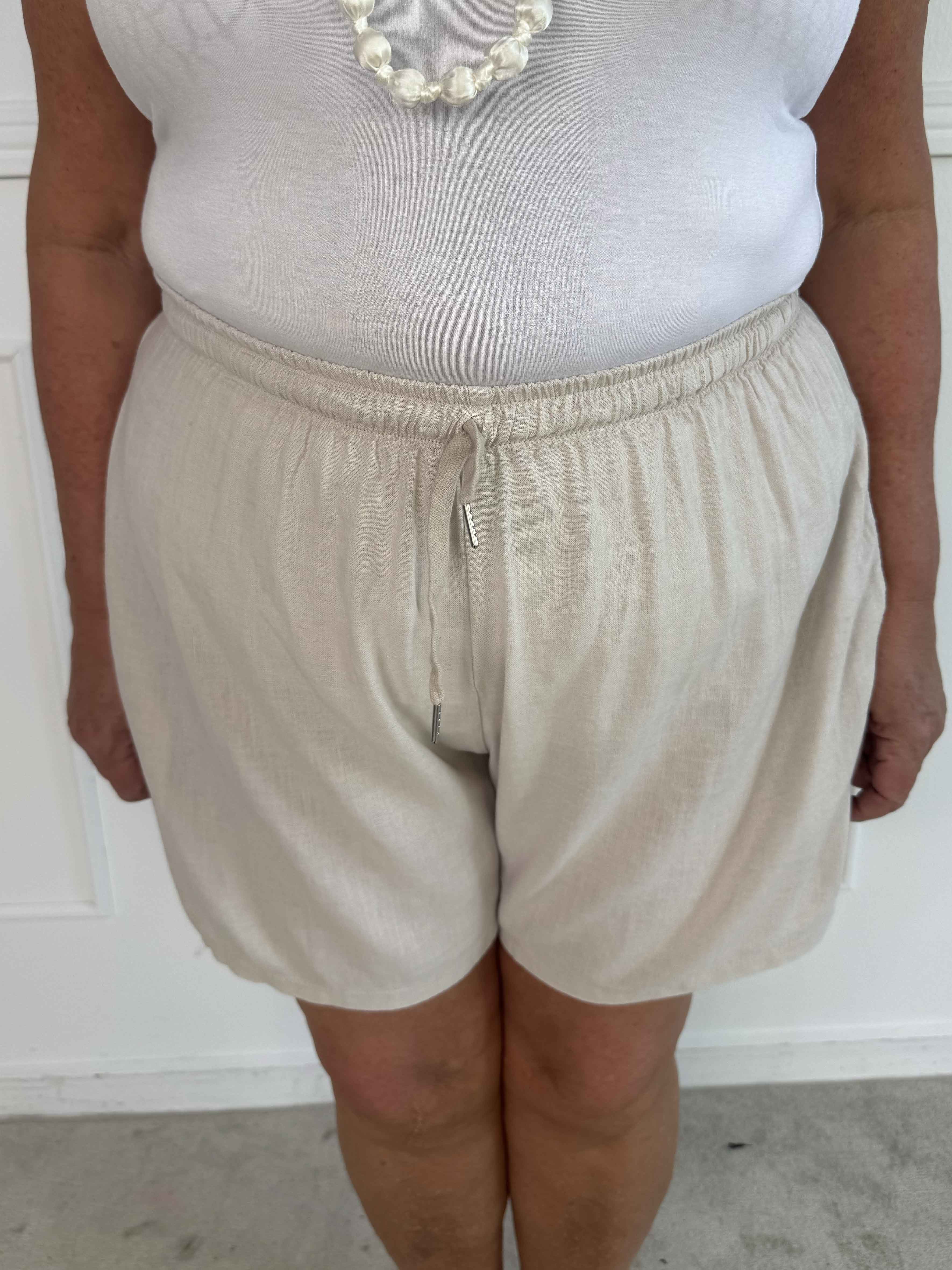 Clara Shorts - Lette shorts i viskose og hør